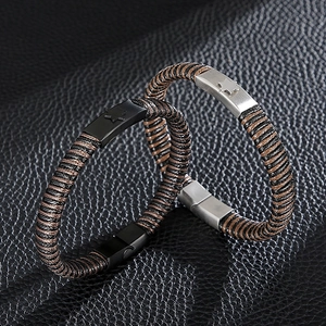 Détail d'une breloque étoile sur bracelet en cuir tressé avec finition noire