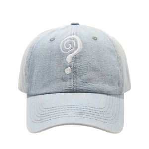 Ausgebleichte Denim-Baseballkappe mit weißer spiralförmiger Fragezeichen-Stickerei vorne