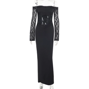Détail des manches en dentelle et design épaules dénudées sur une robe de soirée noire