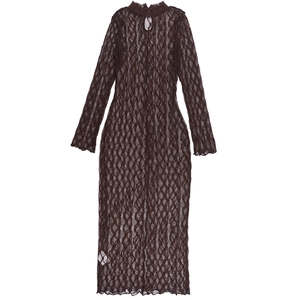 Détail d'une robe en dentelle marron café avec encolure ajourée et texture en résille