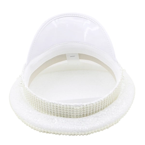 Vista dettagliata dell'interno di un cappello da sposa bianco con perle e paillettes