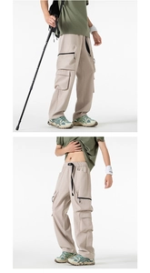 Dettaglio dei pantaloni cargo kaki con vita elastica, coulisse e tasche utility laterali
