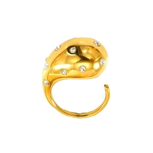 Anello geometrico irregolare placcato oro con zirconi scintillanti su sfondo bianco