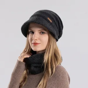 Ensemble bonnet et écharpe en tricot gris foncé avec visière et doublure polaire