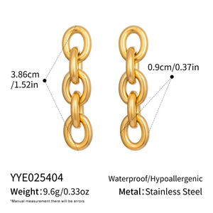 Détail de boucles d'oreilles chaînons dorés montrant dimensions, poids et acier inoxydable