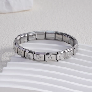 Dettaglio macro del bracciale italiano in acciaio inossidabile con incisione del sole