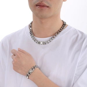 Ensemble collier et bracelet en maille gourmette argentée en acier titane pour homme