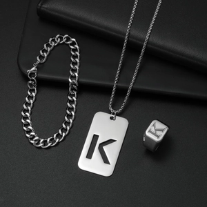 Detailliertes Set aus silbernem Edelstahlschmuck mit K-Halskette, Ring und Kette