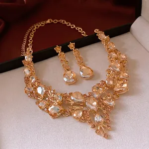 Parure de bijoux luxueuse avec cristaux champagne en forme de goutte pour banquets élégants