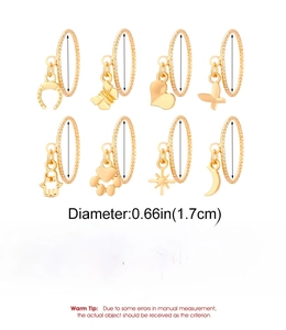 Dettaglio del set di 8 anelli in lega dorata con vari ciondoli e specifiche di 1,7 cm diametro