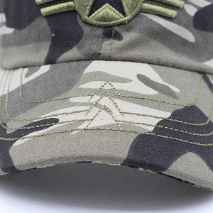 Gros plan d'une casquette camouflage montrant le tissu en toile et les coutures renforcées