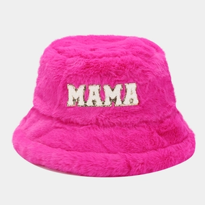 Dettaglio del ricamo MAMA in paillettes sul cappello a secchiello in pelliccia sintetica rosa