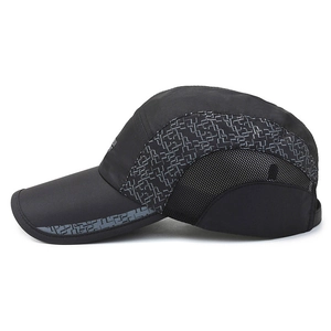 Cappellino sportivo nero asciugatura rapida con rete traspirante e motivi geometrici grigi