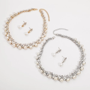 Détails des parures de bijoux en perles baroques et strass en finitions dorée et argentée