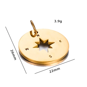 Vue détaillée du pendentif boussole doré avec gravure N/E/S/W et dimensions 26 mm x 22 mm