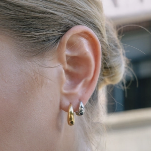 Klassische 18K Gold und Silber zweifarbige Edelstahl Creolen an einem Model getragen