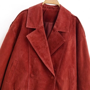 Manteau oversize chic en daim bordeaux avec revers asymétrique et double boutonnage