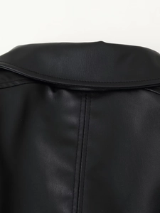 Détails des coutures du col et de la texture du cuir de la veste courte noire en similicuir