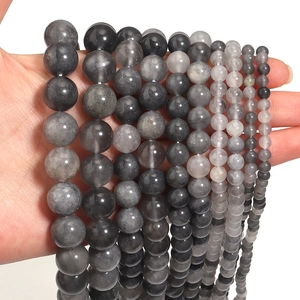 Perles rondes en cristal argenté gris poli présentées sur une main pour la taille