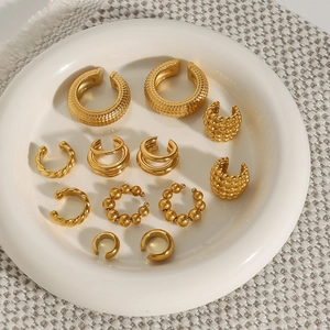 Set di 11 ear cuff in acciaio inossidabile dorato con vari design testurizzati e superfici lisce