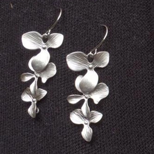 Boucles d'oreilles pendantes orchidées en argent mat avec finition brossée