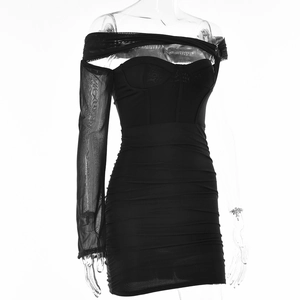 Dettaglio mini abito nero con manica in rete monospalla e vita stile corsetto
