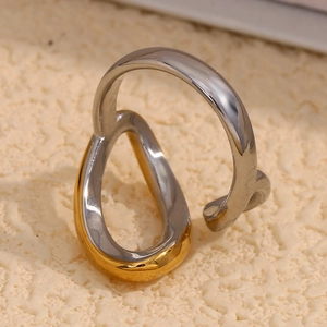 Détail d'une bague ouverte goutte bicolore minimaliste en argent poli et or 18 carats