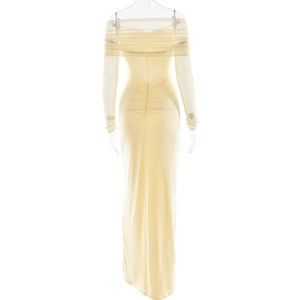 Détail de la robe longue jaune clair à épaules dénudées avec manches en résille