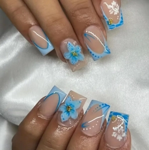 Blaue Blumen Aufpressnägel Quadratische Lange Künstliche Nägel Mit 3D Blumen Und Stahlperlen Französisches Spitzendesign Süßer Stil