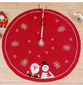 Vue détaillée de dessus d'un cache-pied de sapin de Noël rouge tricoté avec motifs de fête