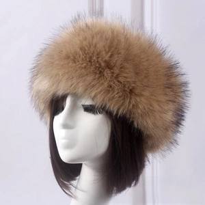 Gros plan sur un bandeau d'hiver en fausse fourrure duveteuse couleur paille foncée