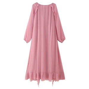 Nahaufnahme eines rosa Chiffon-Maxikleides mit Rüschendetails und fließendem Stoff