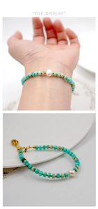 Détail du bracelet en pierres gemmes turquoises avec perle blanche et fermoir doré