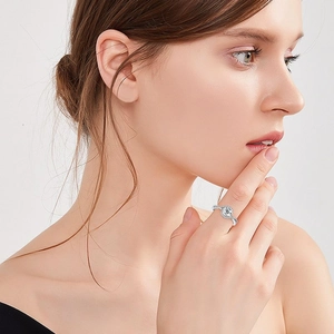 Elegante anello in argento 925 con moissanite da 1 carato e fascia a pavé intrecciata