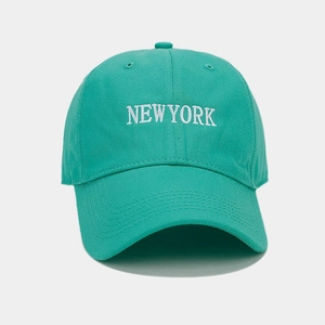 Dettaglio del ricamo bianco NEW YORK sul berretto da baseball in cotone menta