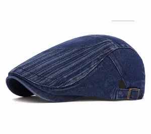 Dettaglio del berretto in denim lavato blu scuro con fibbia in bronzo vintage e texture