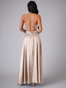 Détail d'une robe de soirée en satin champagne avec laçage croisé dans le dos