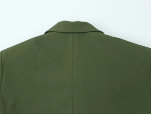 Dettaglio del colletto del blazer verde oliva e della cucitura centrale posteriore