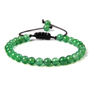 Detail von 6mm grünen Achatperlen mit verstellbarem schwarzem Textilband am Yoga-Armband