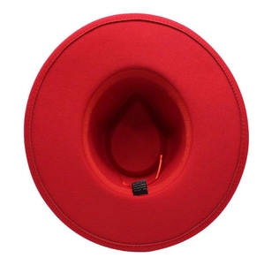 Dettaglio della fodera del cappello fedora rosso con etichetta in misto cotone 65%