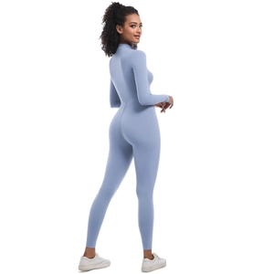 Vue arrière d'une combinaison de yoga bleu clair à manches longues et coupe ajustée