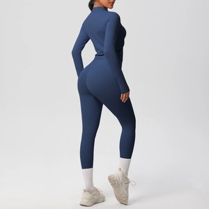 Détail de l'ensemble de yoga bleu marine montrant la coupe galbante et extensible