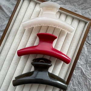 Sleek 11cm PC hair claws in white, red and dark green inside a premium jewelry box
