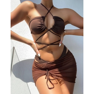 Bikini marron chic trois pièces avec haut dos nu et jupe de plage à cordon froncée