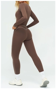 Détail de l'ensemble de yoga marron foncé avec coutures blanches contrastées sculptantes