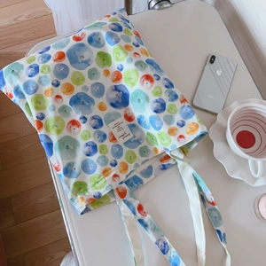 Gros plan du sac fourre-tout en toile avec imprimés aquarelle et étiquette décorative