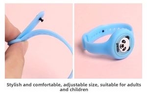 Vue détaillée du bracelet en silicone bleu avec boucle réglable et motif panda