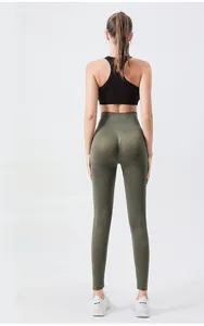 Gros plan du legging taille haute sans couture vert olive avec effet galbant fessier