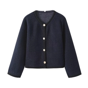 Donkerblauw gebreid vest met zilveren knopen en zwarte bies in zachte fleecetextuur