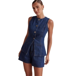 Completo due pezzi in denim blu scuro da donna con gilet senza maniche e pantaloncini